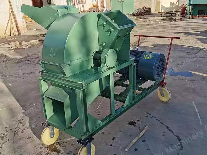 Small wood crusher for sawdust making